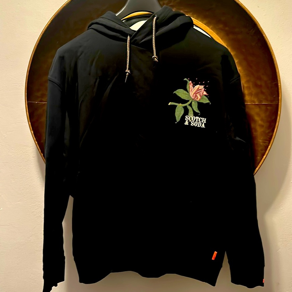 Scotch and Soda XXL hoodie. Embroidered and printed.